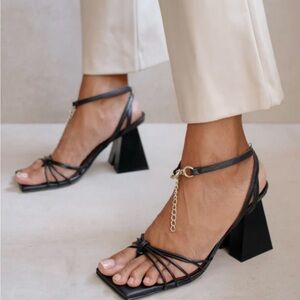 Alohas Cactus Black Strappy Block Heel Sandal Gold Tone
Chain Accent Size EU 37